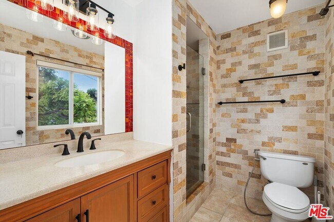 Building Photo - 828 N Crescent Heights Blvd
