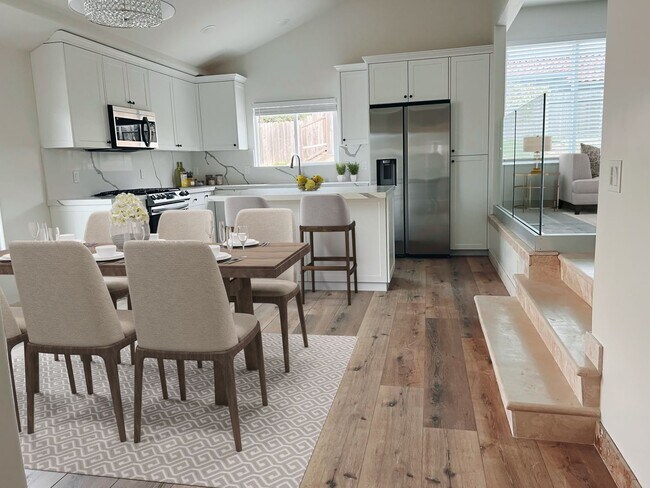 Building Photo - Spacious & Luxurious 4 Bed / 3 Bath Upper Level Unit in Fire Mountain