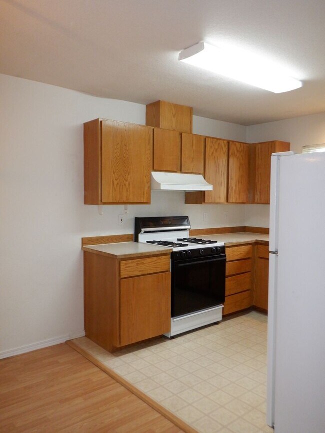Building Photo - Single Level 2 Bed/2 Bath End Unit with Ga...