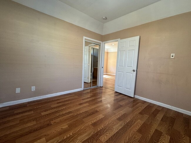 Building Photo - Newly Redone Charming 2 Bedroom!