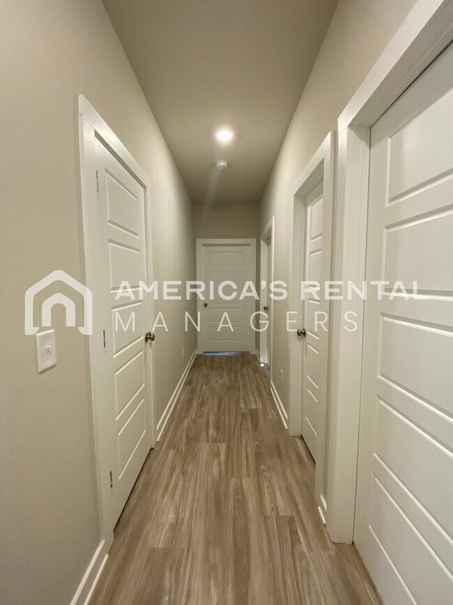 Building Photo - Home for Rent in Weaver AL. Available to V...