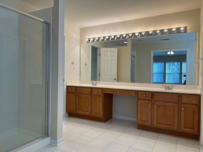 Building Photo - 4 bed, 2.5 bath w/ 2 car garage close to p...