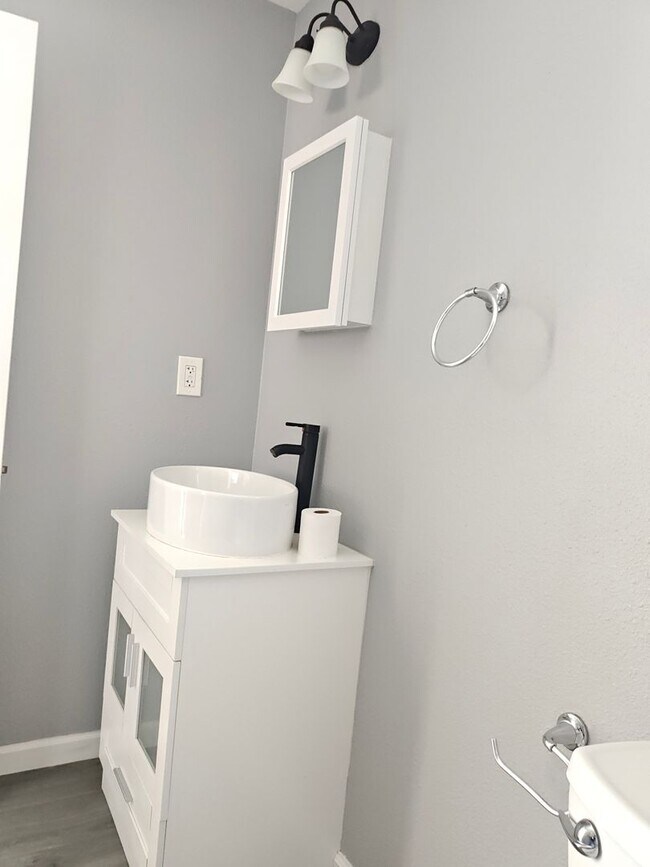 Building Photo - 1 Bedroom 1 Bath Studio For Rent in City H...