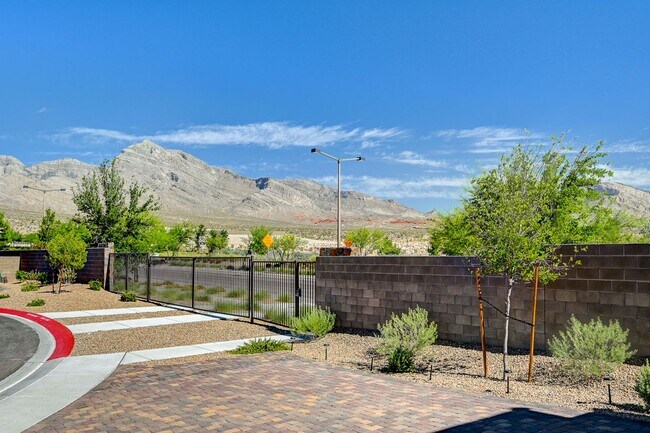 Building Photo - Stunning Fully Furnished 5-Bedroom Home in...
