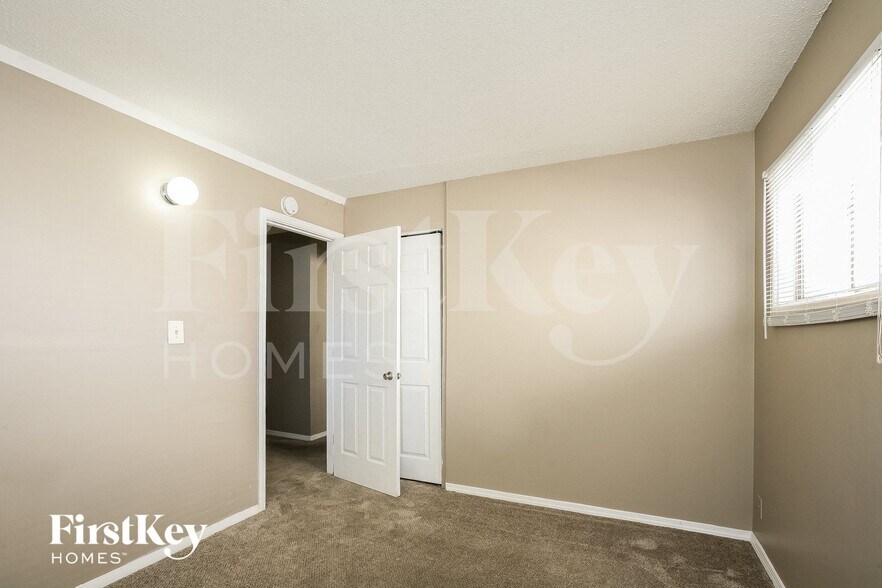 Building Photo - 4834 N Kenyon Dr