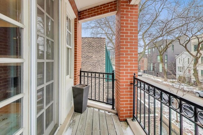 Building Photo - 1725 N Mohawk St