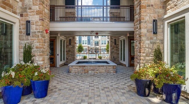 Building Photo - 729 Junction Dr