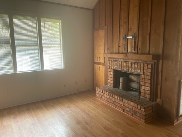 living room / fireplace - 931 Retreat St E