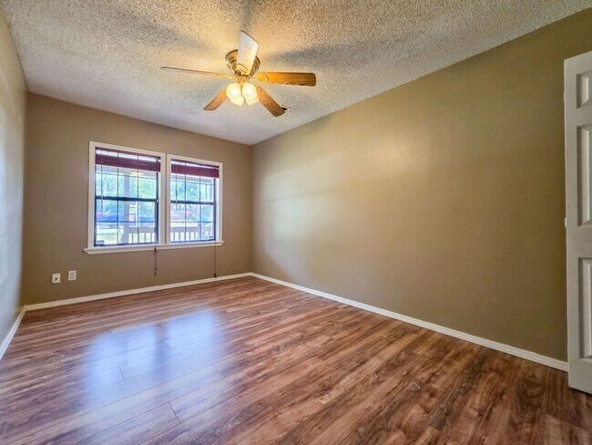 Building Photo - Charming 3 Bed 1.5 Bath home walkable to campus