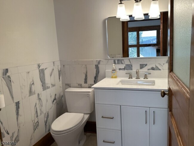 Building Photo - 12 Maple Ave