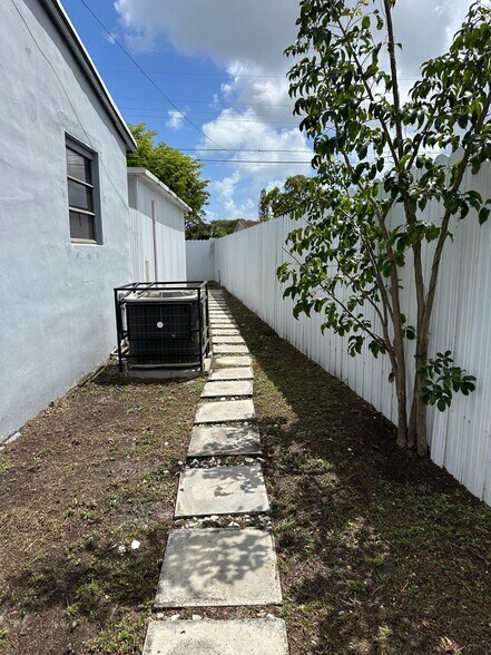 Building Photo - 841 N 69th Ave