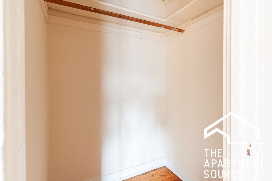 Building Photo - 955 W Cornelia Ave