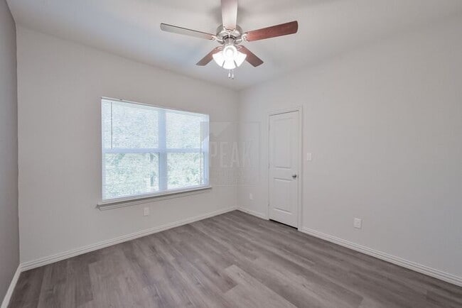 Building Photo - $1,475! Stylish 2BR Townhome with 15 Minut...