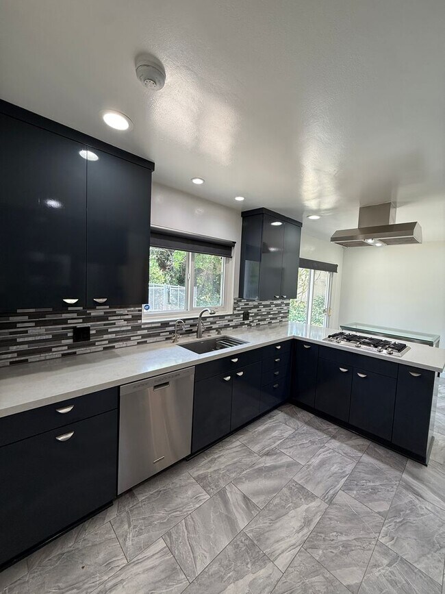 Building Photo - Beautiful One Level, 3 Bedroom, 3 Bathroom Tarzana Pool Home for Lease!