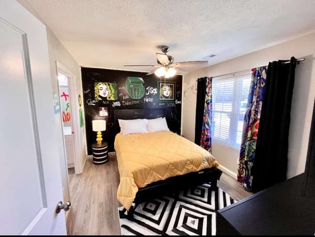 Building Photo - Vibrant 4 Bedroom Getaway with Hot Tub