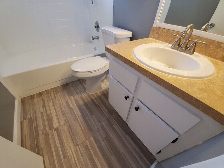 Building Photo - 2570 W 67th Pl