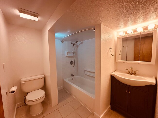 Building Photo - Charming 1-Bedroom in South Seattle