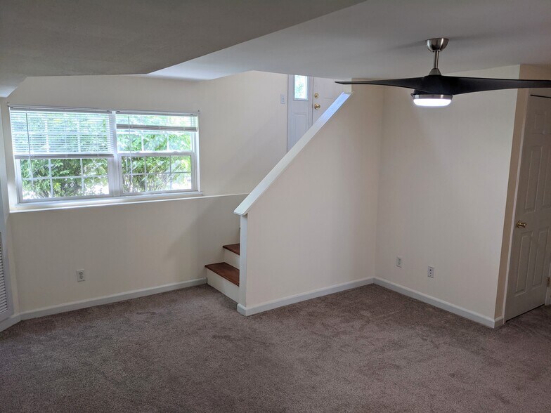 Building Photo - 1031 Arlington Ct