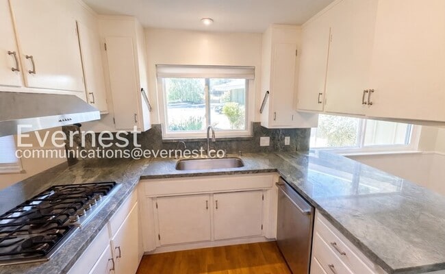 Building Photo - 4-Bed/2-Bath/Available Now!