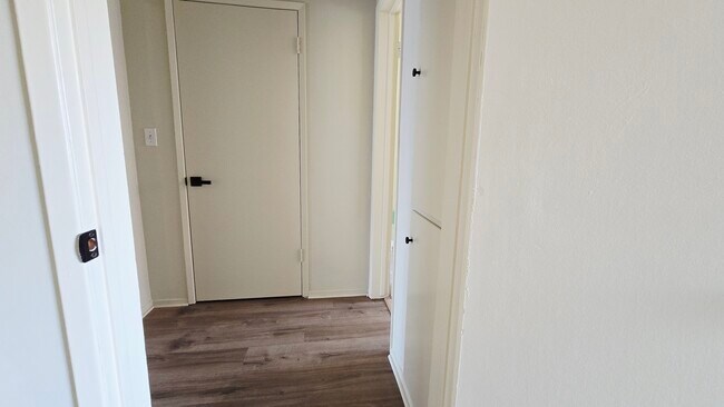 Building Photo - 526 S St Andrews Pl