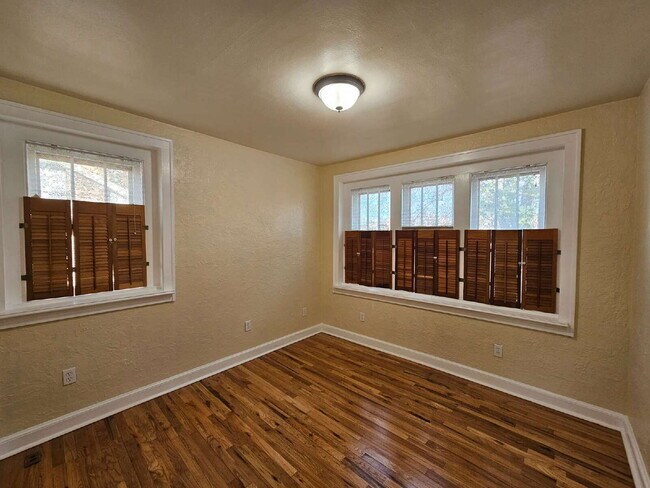 Building Photo - 1401 Roslyn St