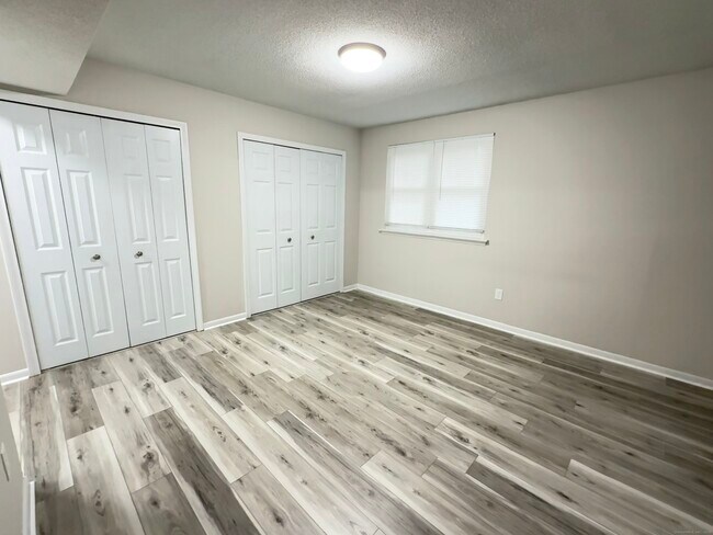Building Photo - 402 Twin Circle Dr