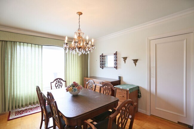 Building Photo - Two-story, 3BR/2.5BA Single family home including Lower-Level Suite with Bath & Kitchenette in Gl...