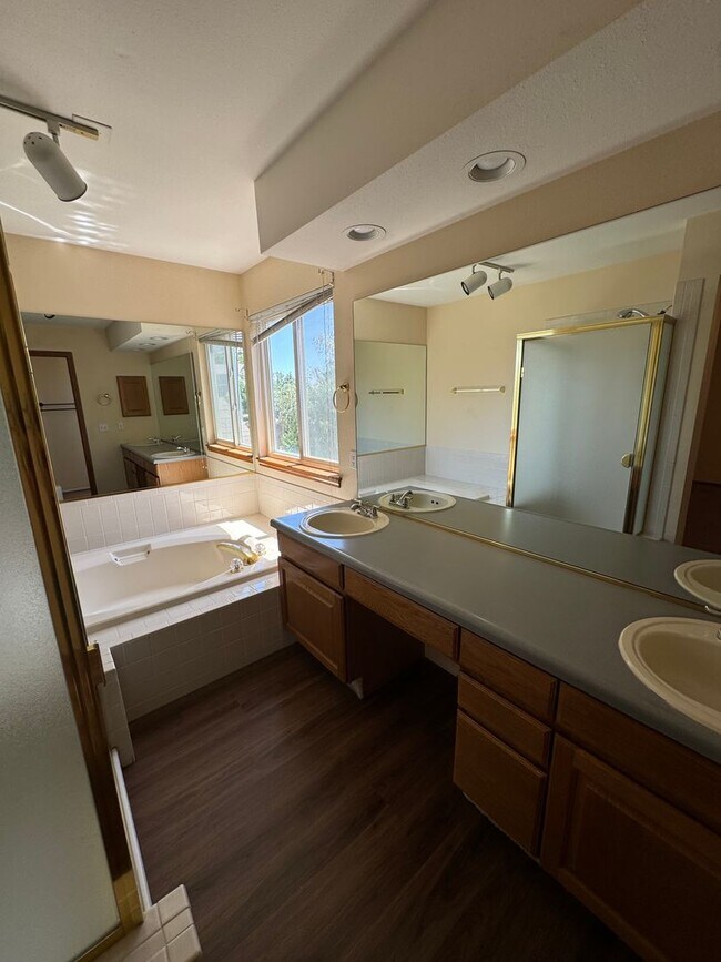 Building Photo - Charming 5 Bed 3 Bath House