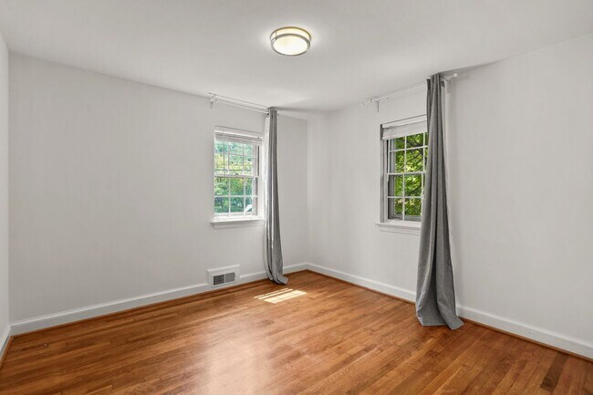 Building Photo - 2 Bed 1 Bath - Takoma Park Cottage- Large ...