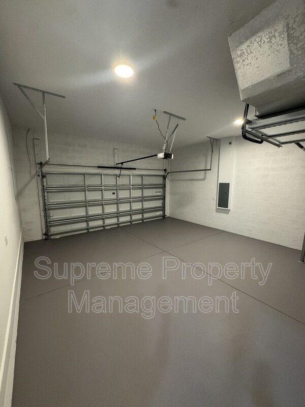 Building Photo - 6081 Vermont Ave