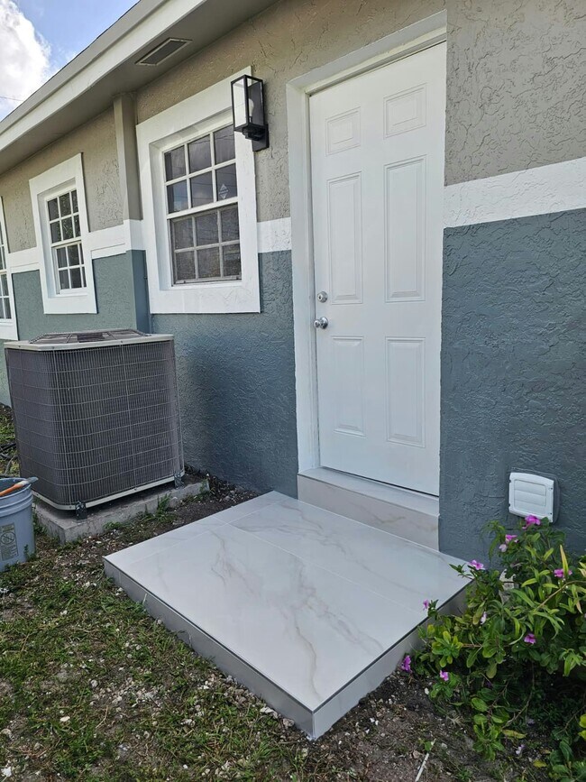Building Photo - 2571 NW 18th Ct