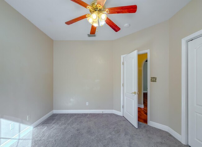 Building Photo - 3327 Dartmouth Dr