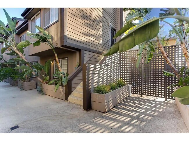 Building Photo - 1116 E Palmer Ave