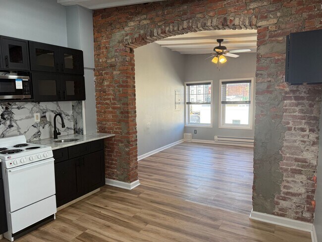Building Photo - 122 College Ave