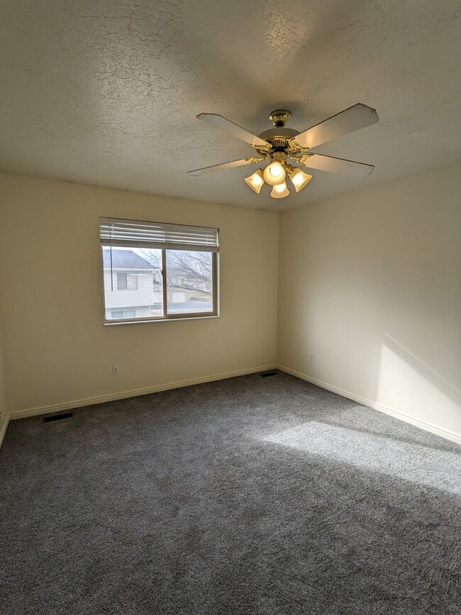 Building Photo - Layton 3 Bed Townhome with Garage & Fenced Yard – 2 Weeks Free!