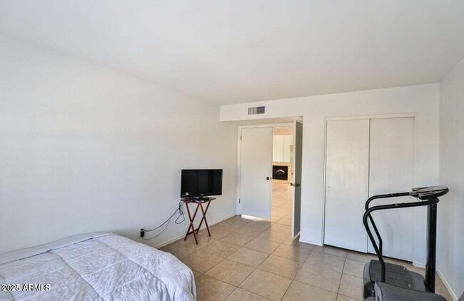Building Photo - 10421 E Silvertree Dr