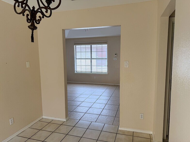 Building Photo - 716 Mynah Ave