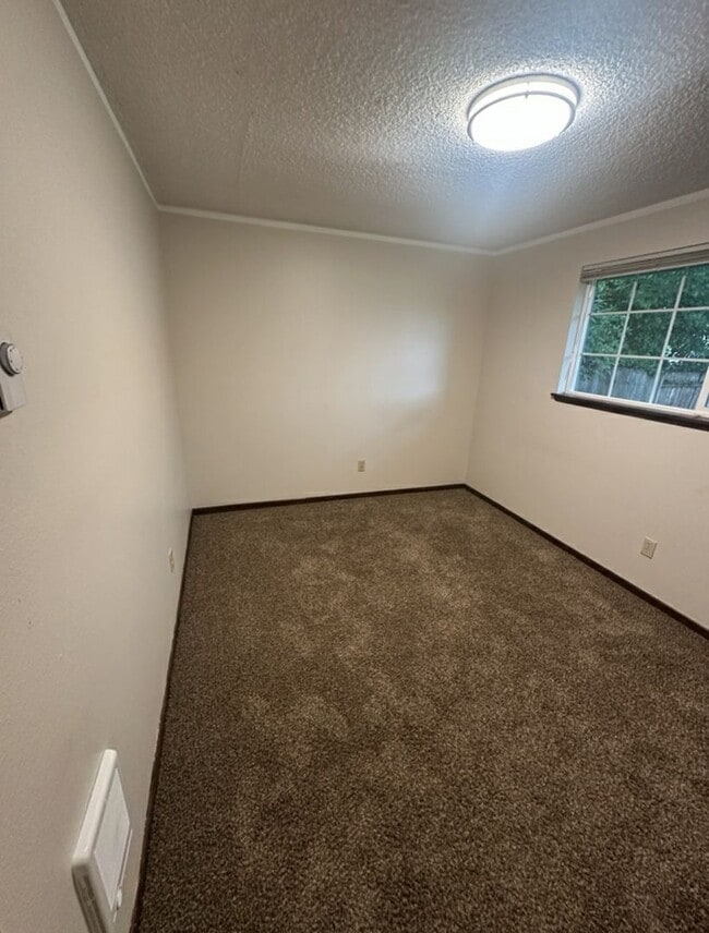 Building Photo - 3 Bed, 2 Bath Ranch in Hazel Dell!