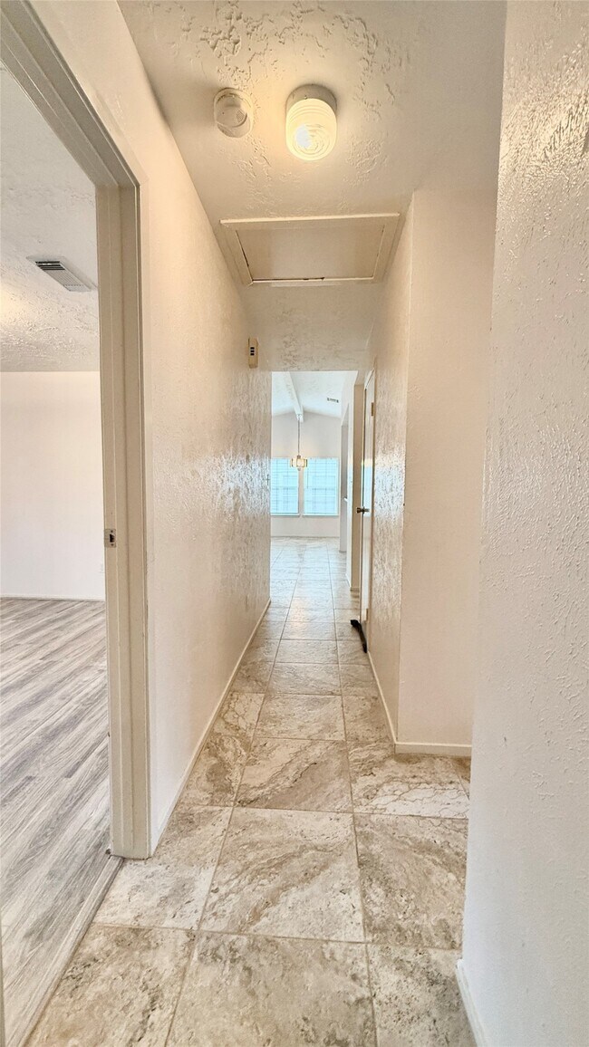 Building Photo - 18 Dellforest Ct