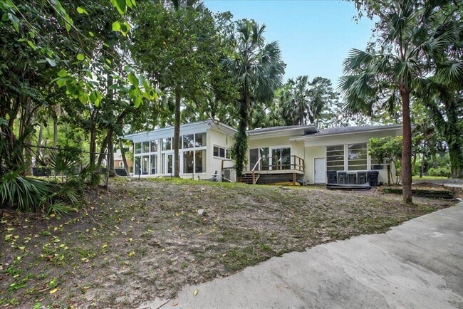 Building Photo - 1205 Gardenia Dr