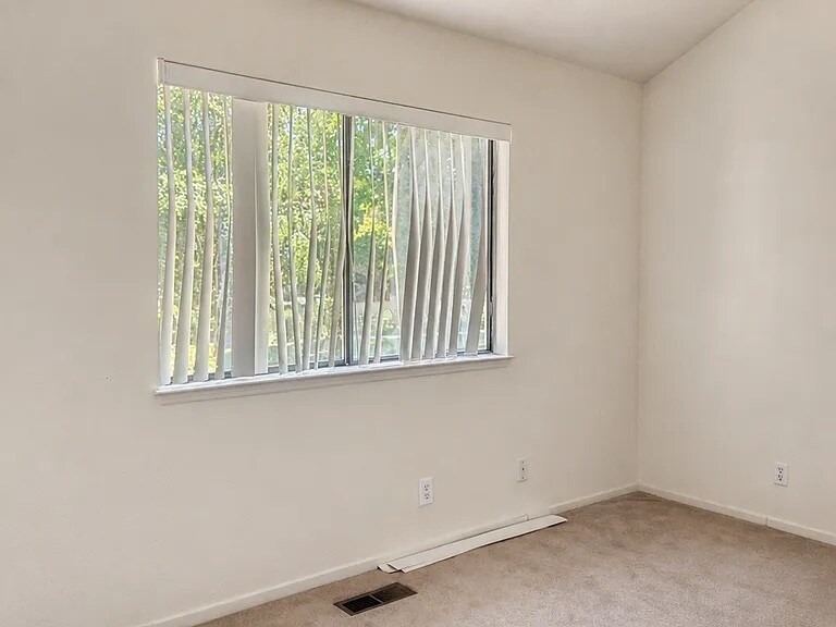 Building Photo - 650 Preakness Dr