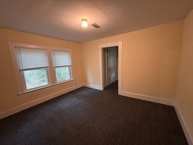 Building Photo - 3 Bedrooms- 2 Bathroom- House in Coosa!