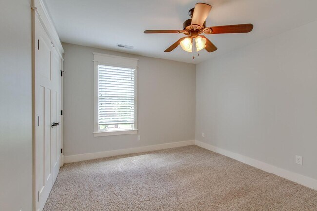 Building Photo - Stunning 4 Bedroom / Amazing Location / Fenced in Backyard / Beautiful Covered Front Porch