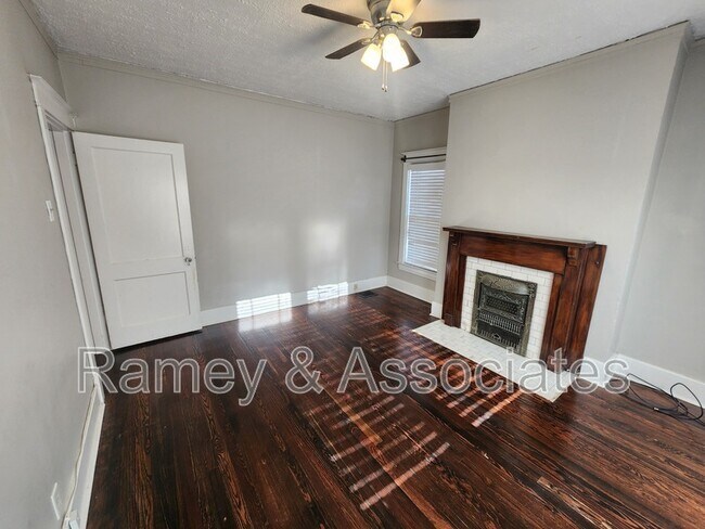 Building Photo - 2029 Baringer Ave