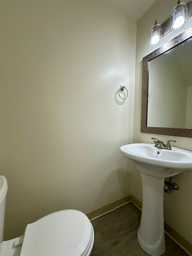 Building Photo - North Hills 3 Bedroom Townhome! In-Unit Wa...