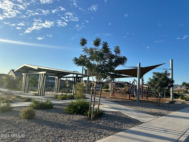 Building Photo - 2340 W Sunland Ave