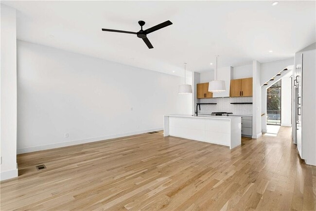 Building Photo - 816 Berne St SE