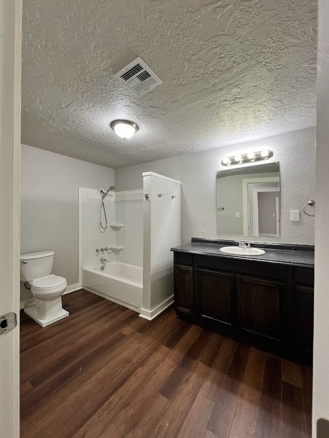 Building Photo - Charming 3BR/1BA Home with Detached Garage