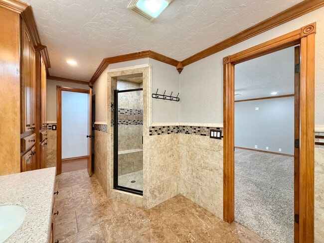Building Photo - 6933 NW Eisenhower Dr