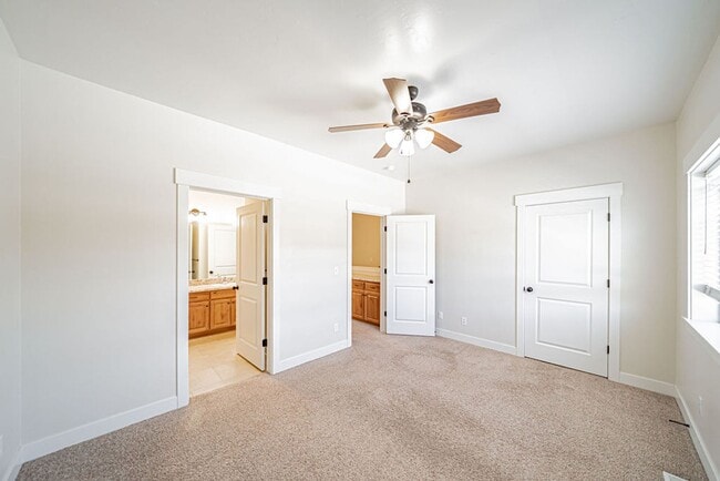 Building Photo - 3 bed 1.5 bath Townhome